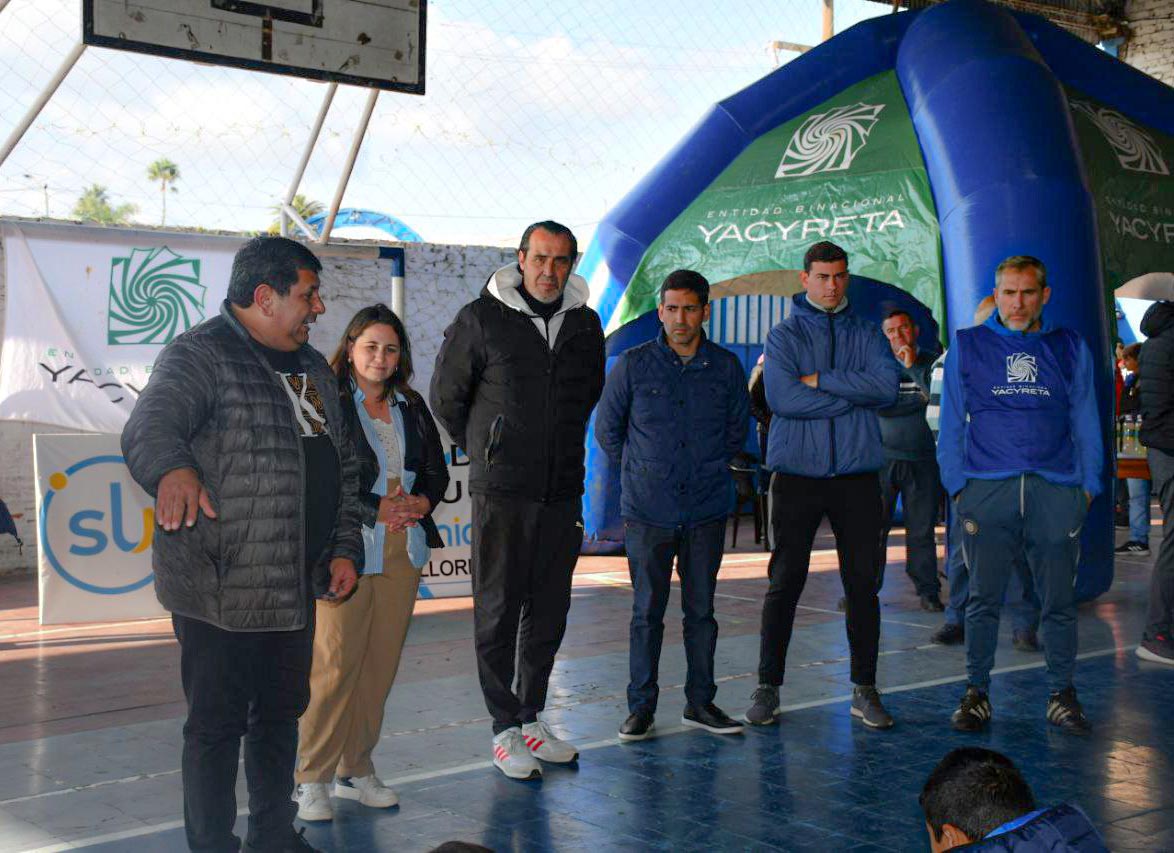 “Checho” Batista encabezó clínicas deportivas de Yacyretá para jóvenes en Santa Lucía y San Roque