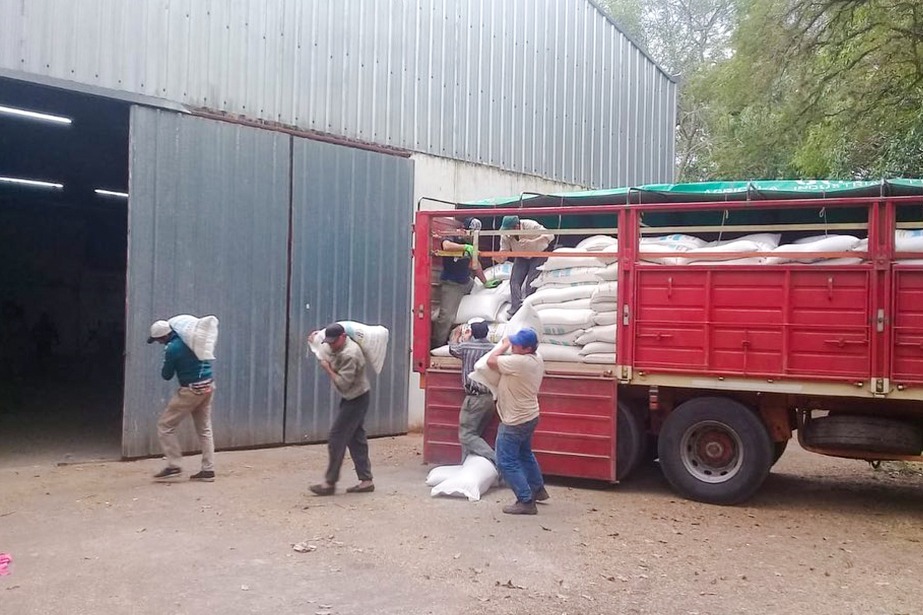 Familias agrícolas reciben alimentos balanceados secuestrados al contrabando