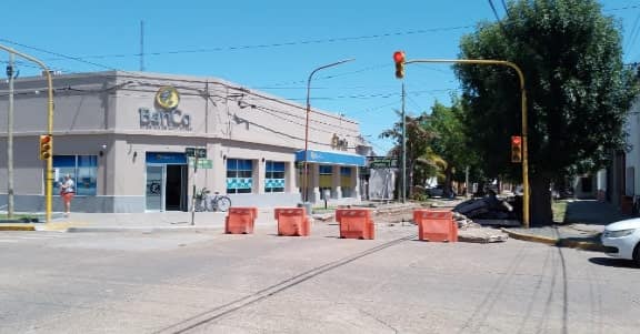 Esquina: el Municipio reconstruye calle Santa Rita 