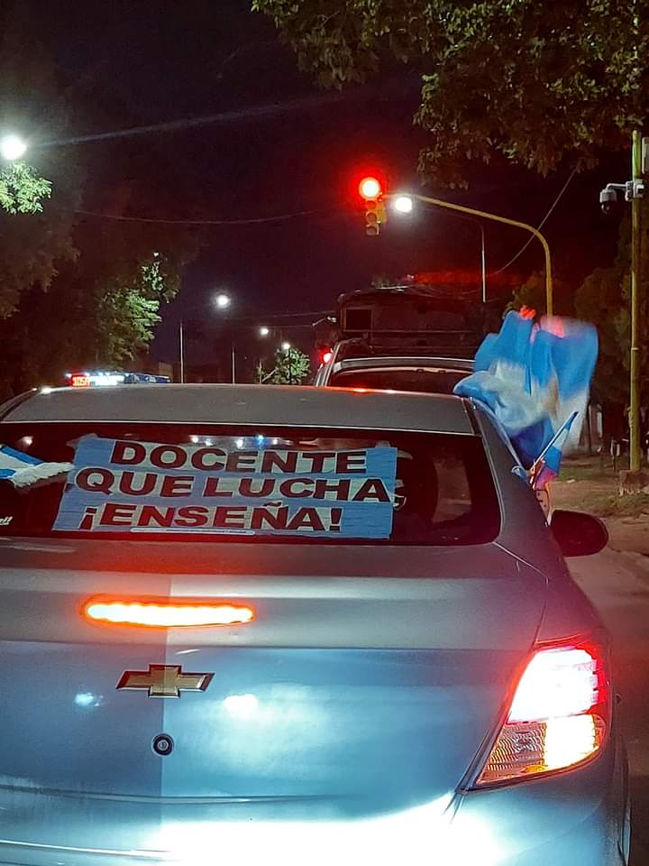 Corrientes: caravana de protesta docente concentró frente a la Residencia Oficial del Gobernador