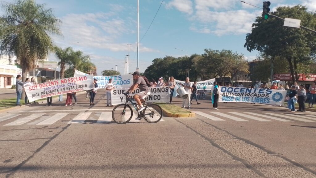 Docentes provinciales y otra jornada de protesta a metros del puente Manuel Belgrano