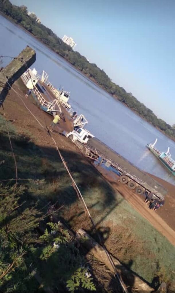 Colapsó el puerto de Alvear y cayó un camión al Río Uruguay