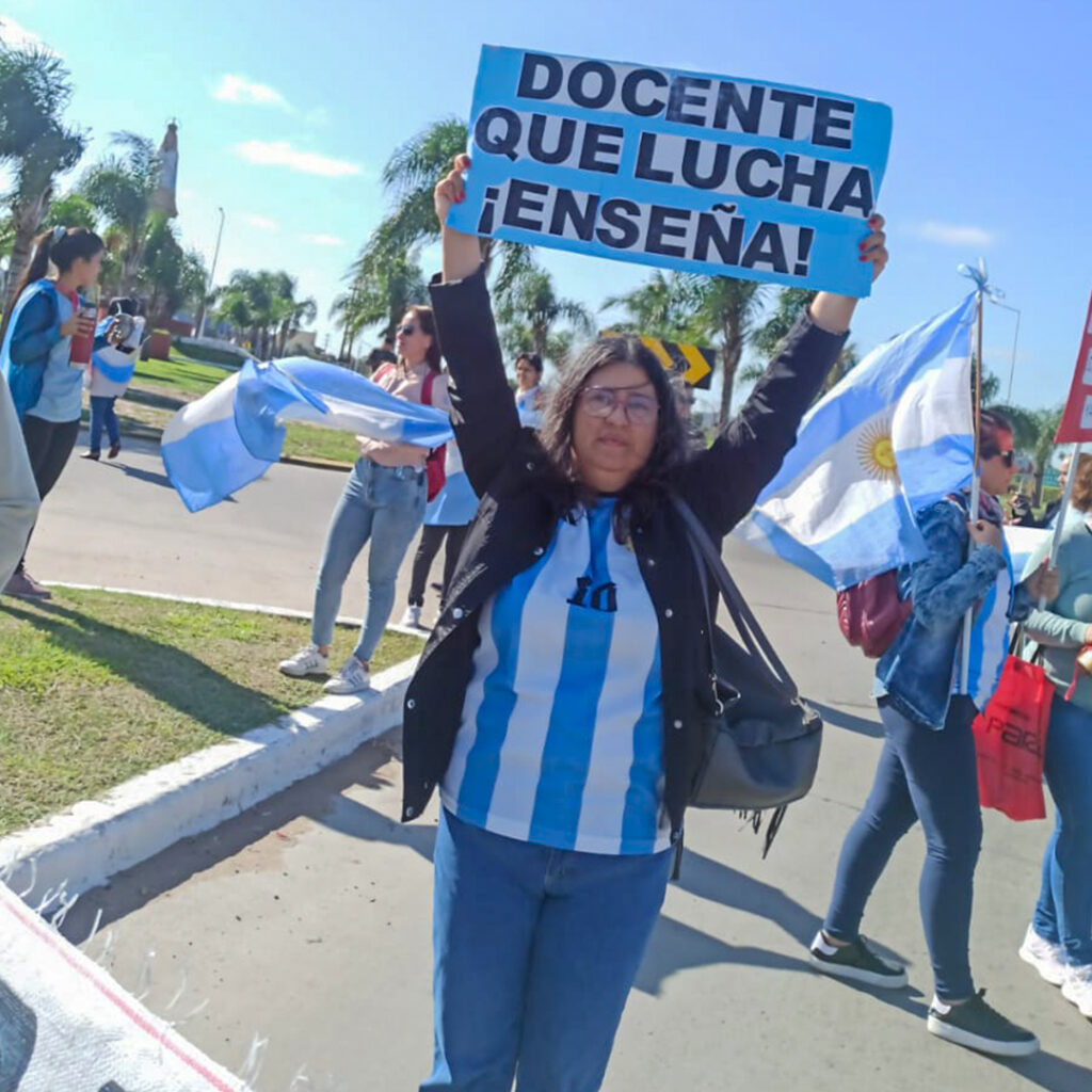 Docentes y estatales paran y se movilizan por mejores salarios en Corrientes