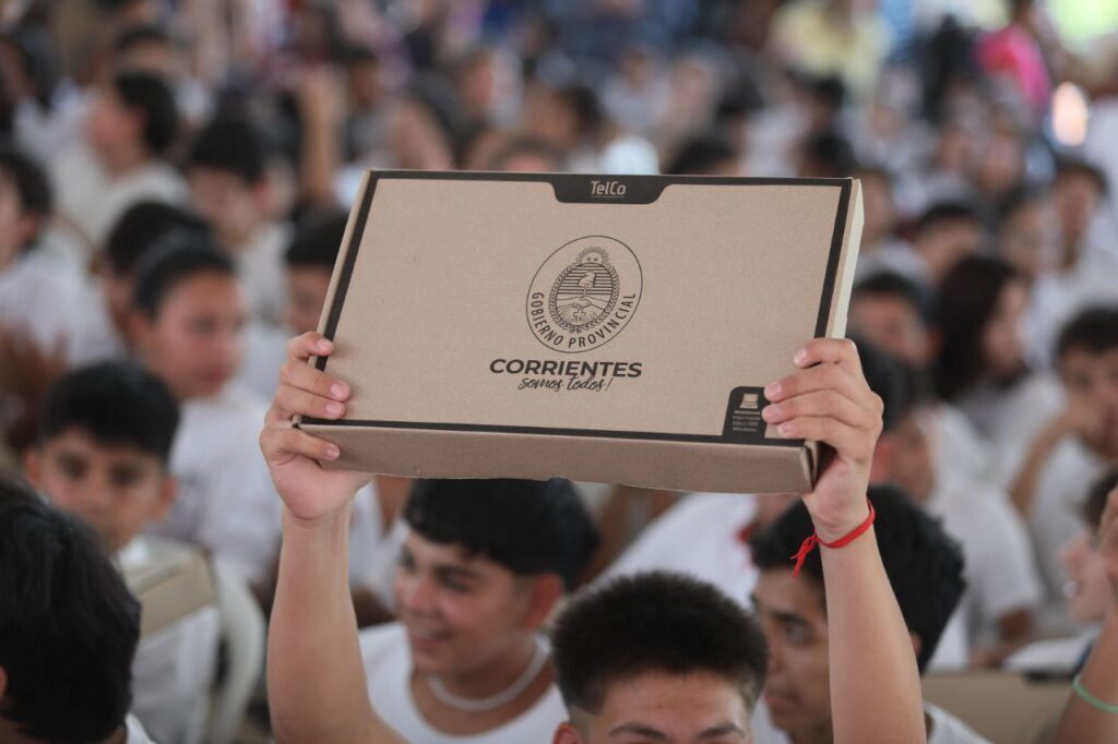 Corrientes: en escuelas capitalinas no entregan notebooks si el gobernador no va a los actos