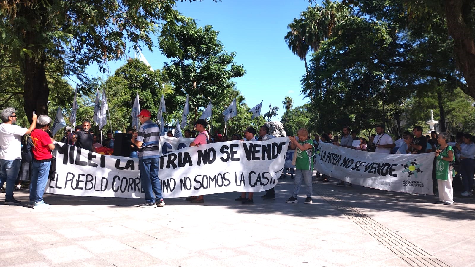 Protestan por la llegada de Milei a Corrientes