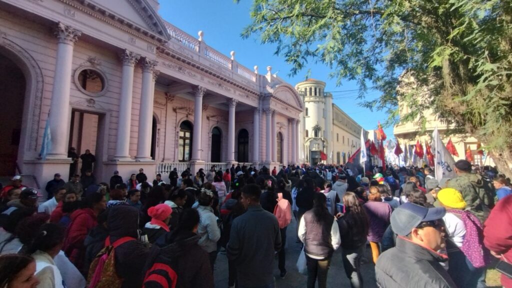 Corrientes: cientos de personas marchan reclamando alimento para comedores