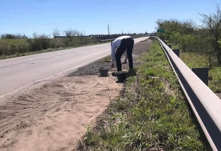 Abandono: vecino tapa baches en Ruta Nacional 14 en el límite con Entre Ríos