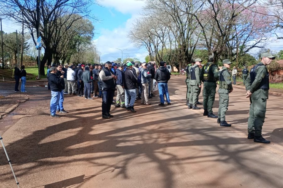 Trabajadores de Forestal Tapebicuá llevan 3 días de corte sobre RN 14 y esperan respuestas