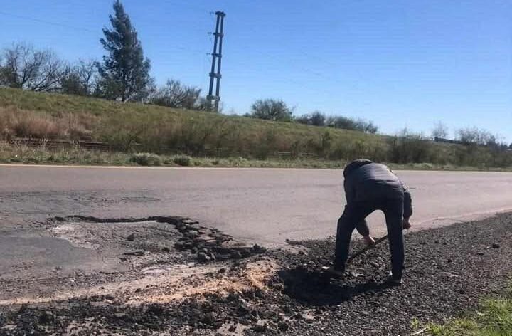 Abandono: vecino tapa baches en Ruta Nacional 14 en el límite con Entre Ríos