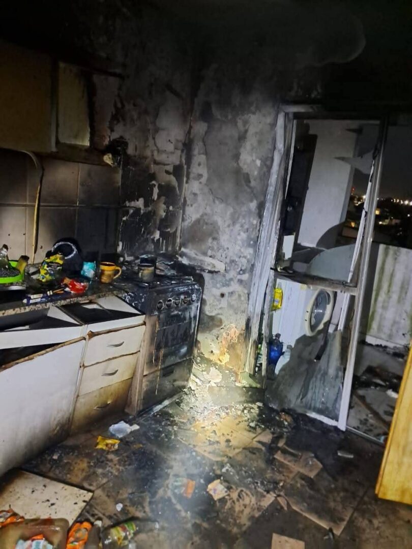 Incendio en quinto piso de edificio céntrico dejó a joven con heridas