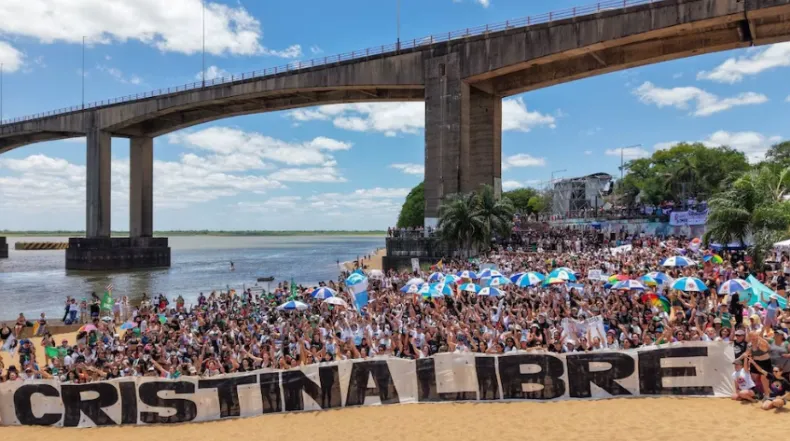 Reclamo de libertad y mensaje de CFK en el Encuentro de Mujeres