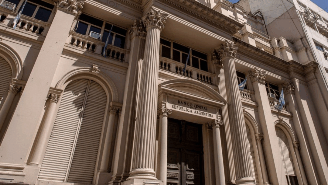 Gobierno en 2025 ajusta encajes bancarios ante inestabilidad de tasas de interés