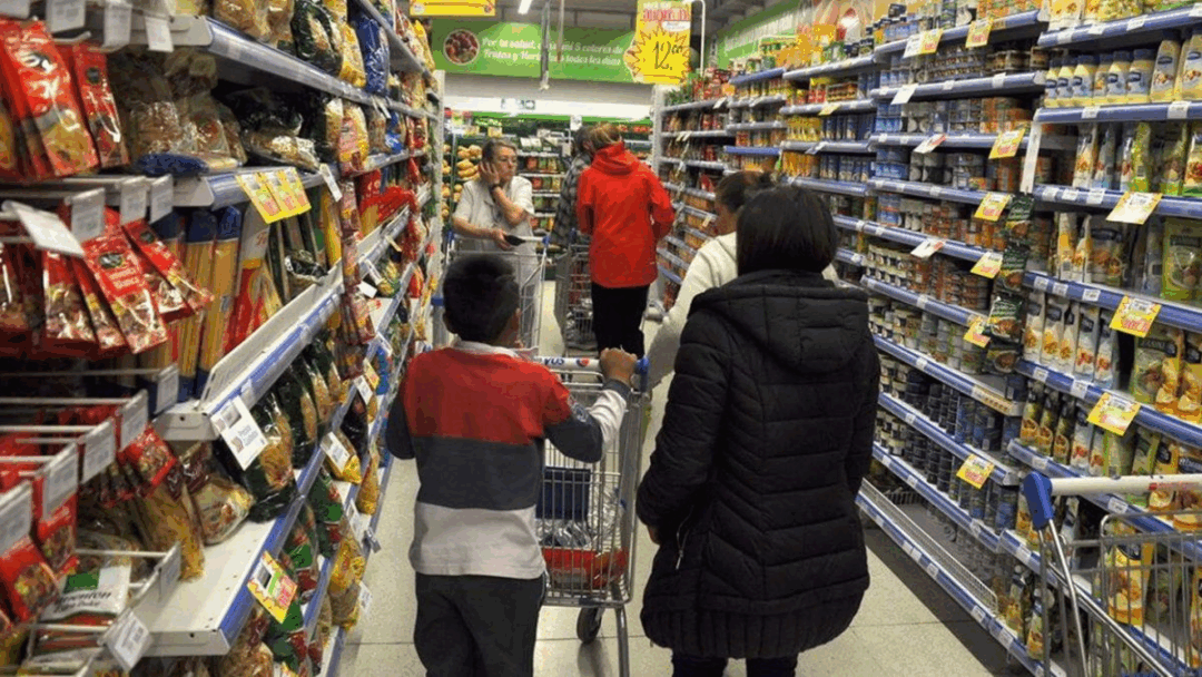 Creciente endeudamiento familiar en 2025: más crédito para compras en supermercados