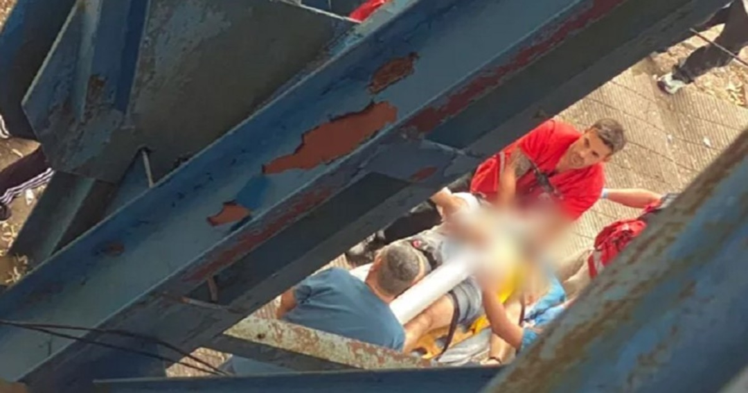 Hincha de Gimnasia cae desde 15 metros y sufre graves fracturas en el estadio