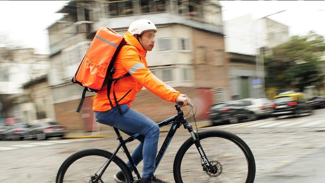 Director de app de mandados justifica estatus de repartidores en debate laboral 2025