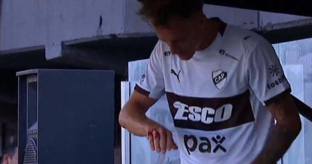 Futbolista Mainero se lastima la mano tras golpear el banco de suplentes