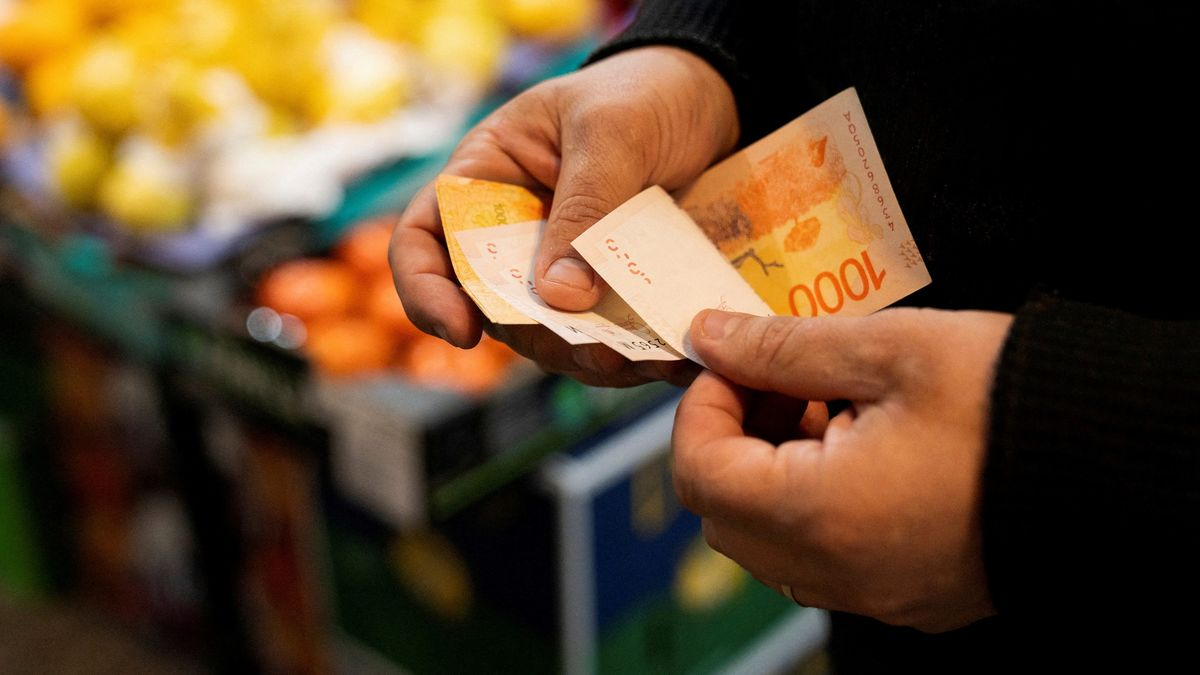 Julian Moon analiza el alto costo de vida en Argentina y su futuro económico en 2025