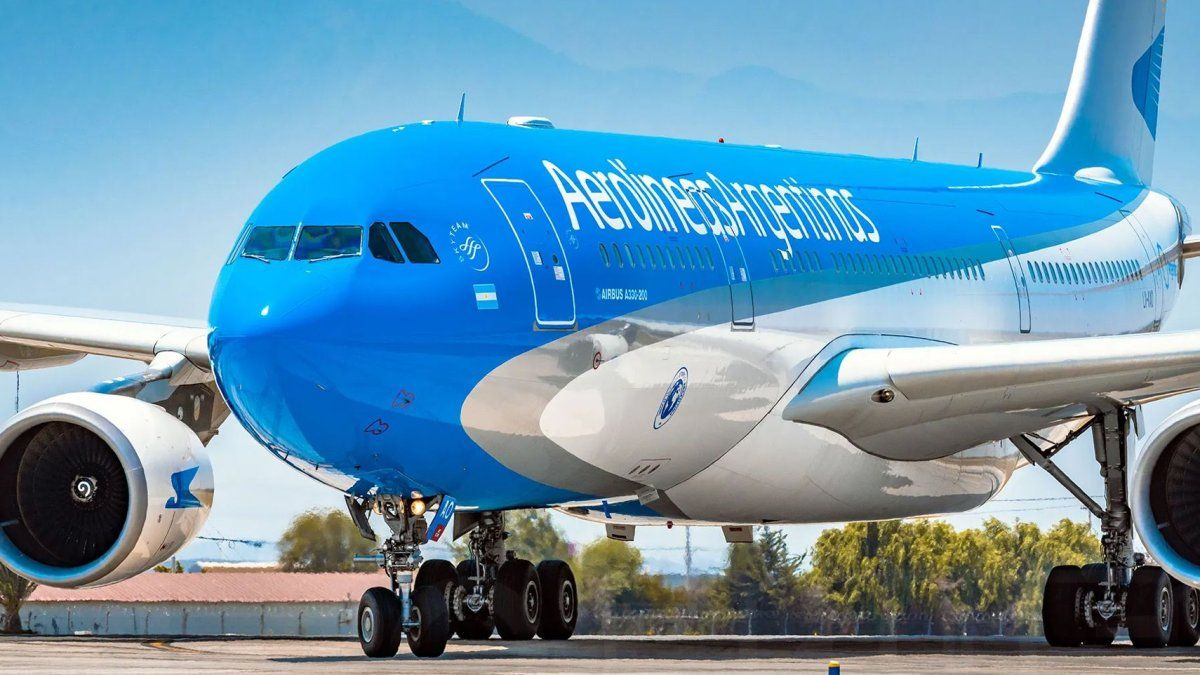 Aerolíneas Argentinas implementa recargo por aumento del petróleo en 2025