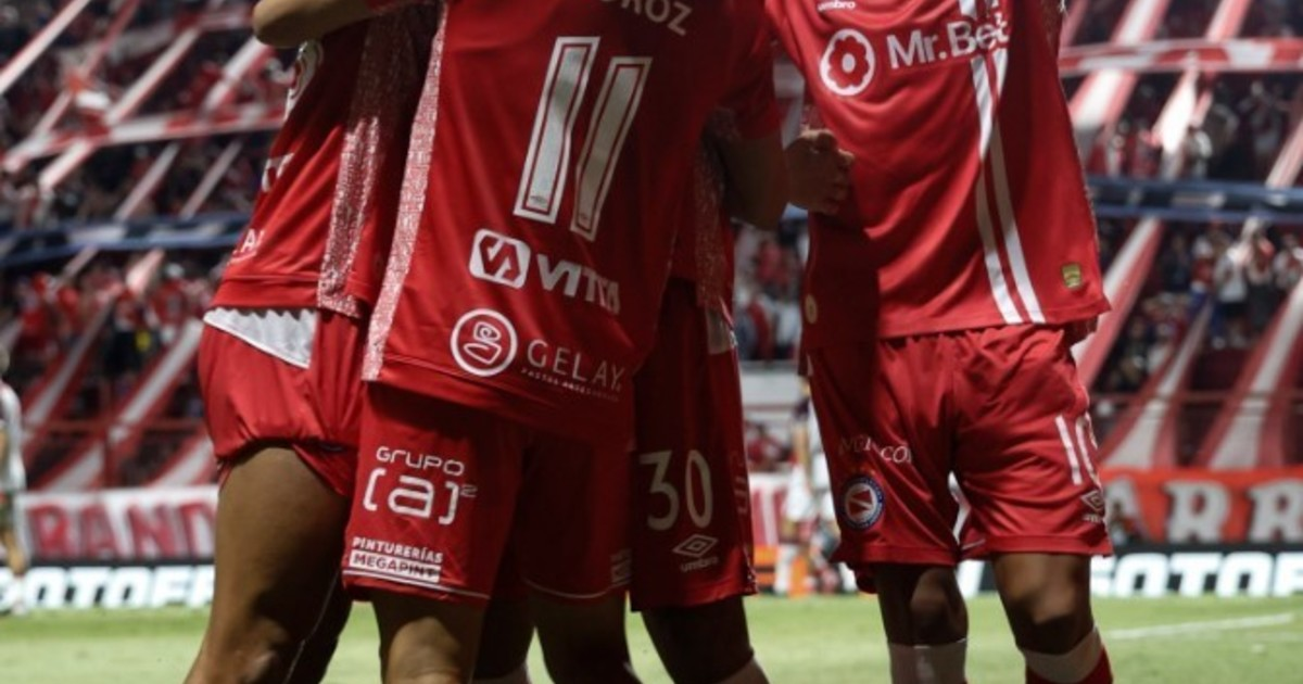 Argentinos Juniors vence a Lanús y se hace fuerte en el Maradona