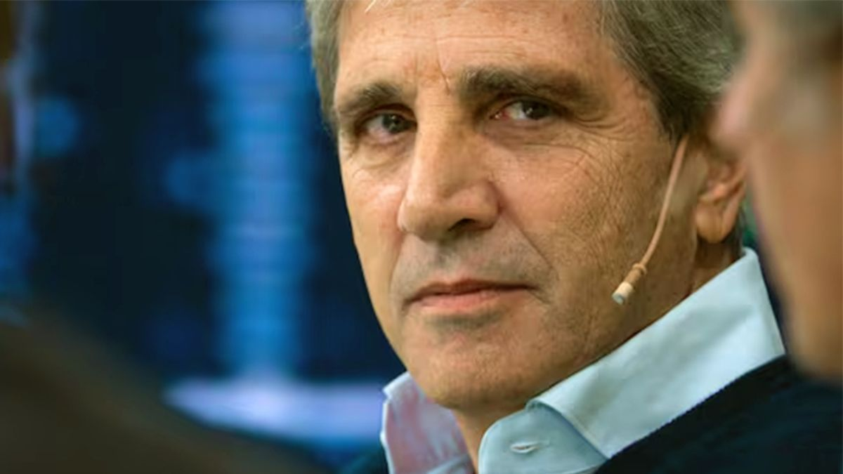 Luis Caputo denuncia conspiración de periodistas y empresarios contra su plan económico 2025