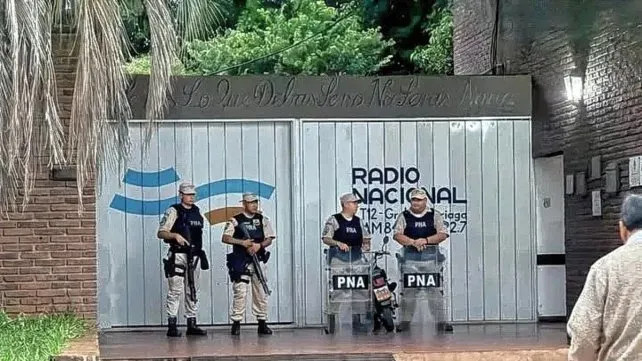 Paso de los Libres: PNA y GN armados y con escudos en Radio Nacional “General Madariaga”