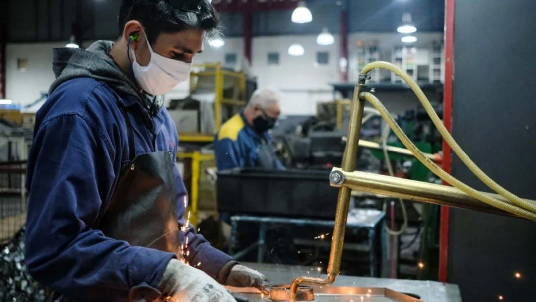 Crisis industrial 2025: Capacidad instalada alcanza solo 54,6% en febrero