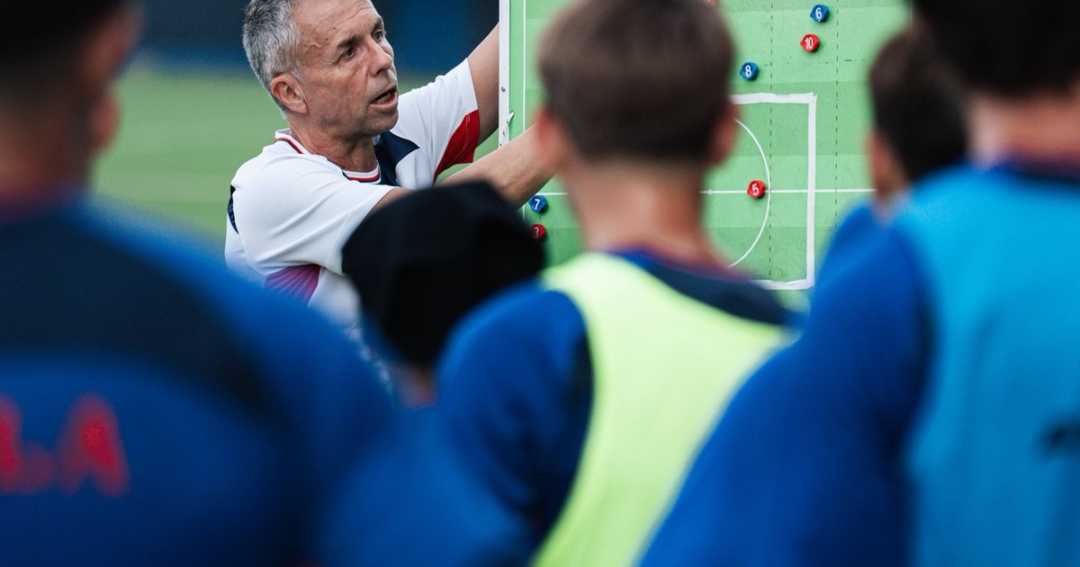 Gustavo Álvarez y su filosofía de atacar siempre en el fútbol profesional