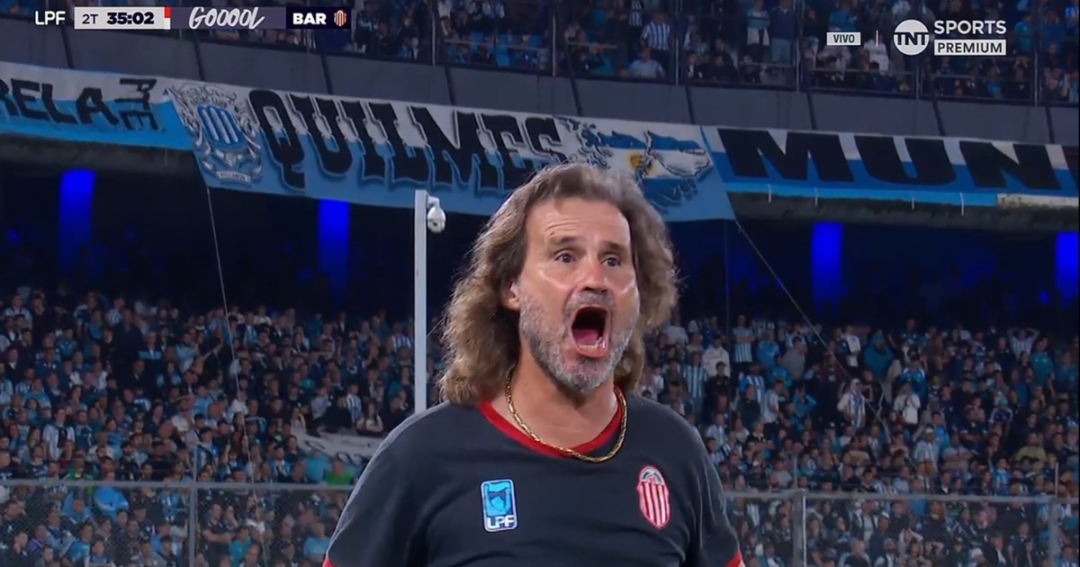 Insua celebra efusivamente el gol de Barracas a Racing en Avellaneda