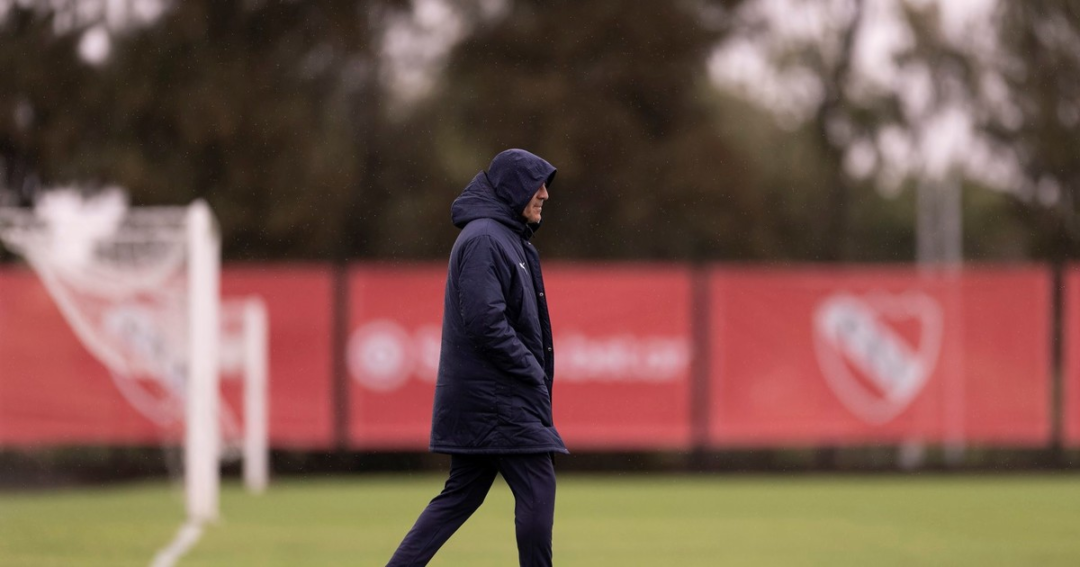 Quinteros enfrenta dilema clave: mantener figura o regresar lesionado en Independiente