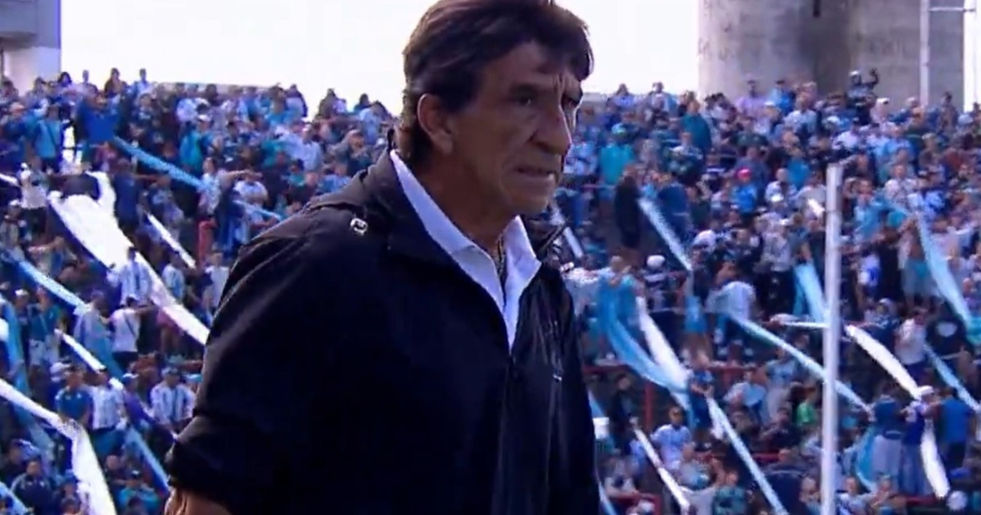 Costas enfrenta su momento más difícil tras el desastroso empate de Racing
