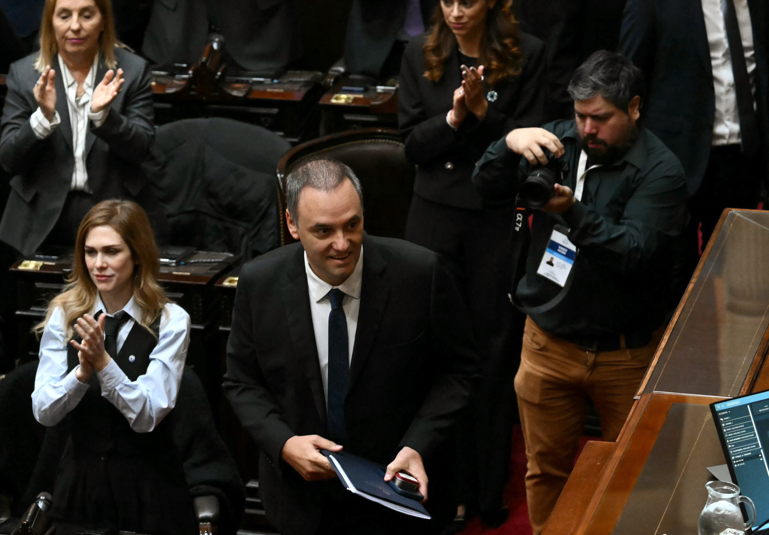 Adorni defiende sus viajes al exterior y rechaza críticas de la oposición