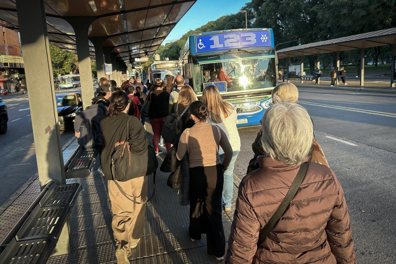 Aumentos en el transporte público: colectivos y subte subirán tarifas el 1° de mayo