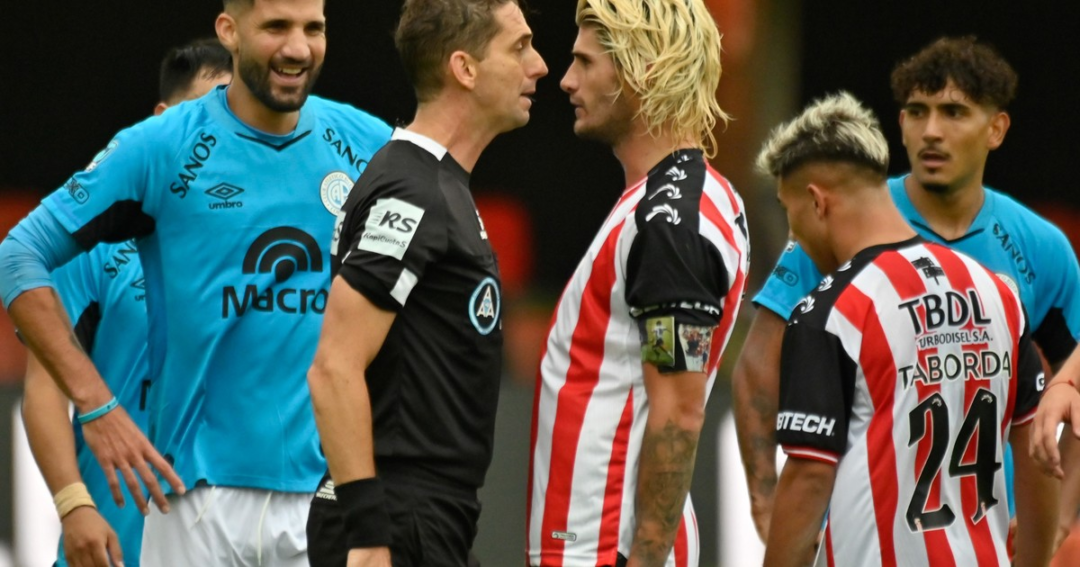 Insua recibió solo amarilla tras fuerte patada a Lucco en Barracas vs Belgrano