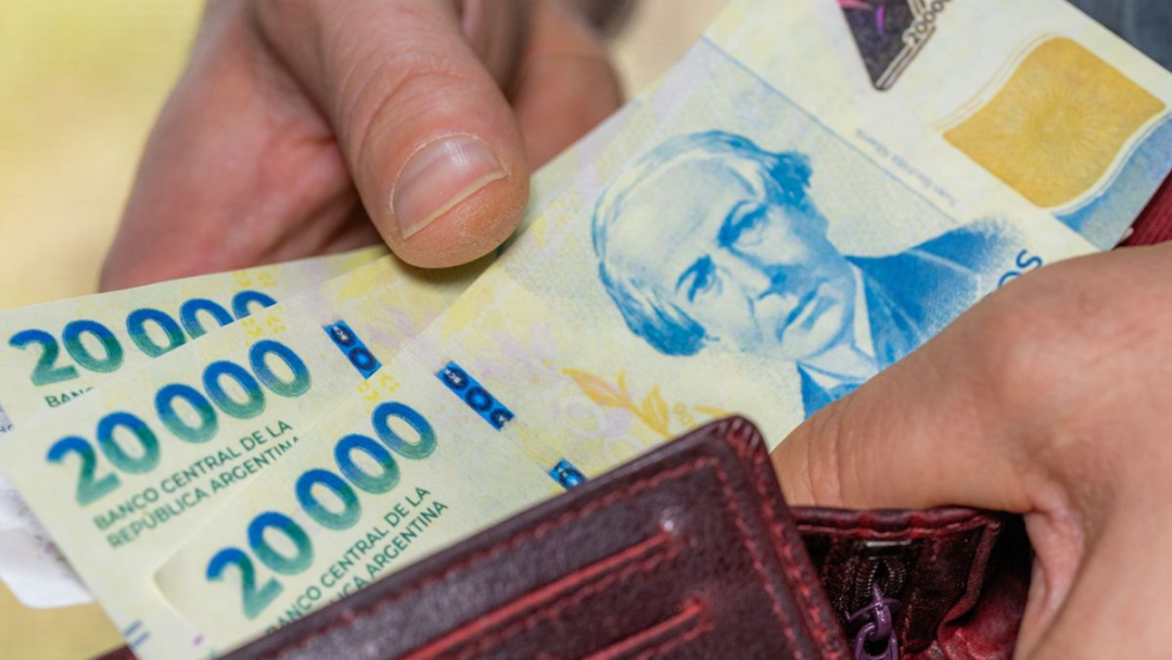 Javier Milei inyecta pesos para combatir la recesión y reactivar el consumo en 2025