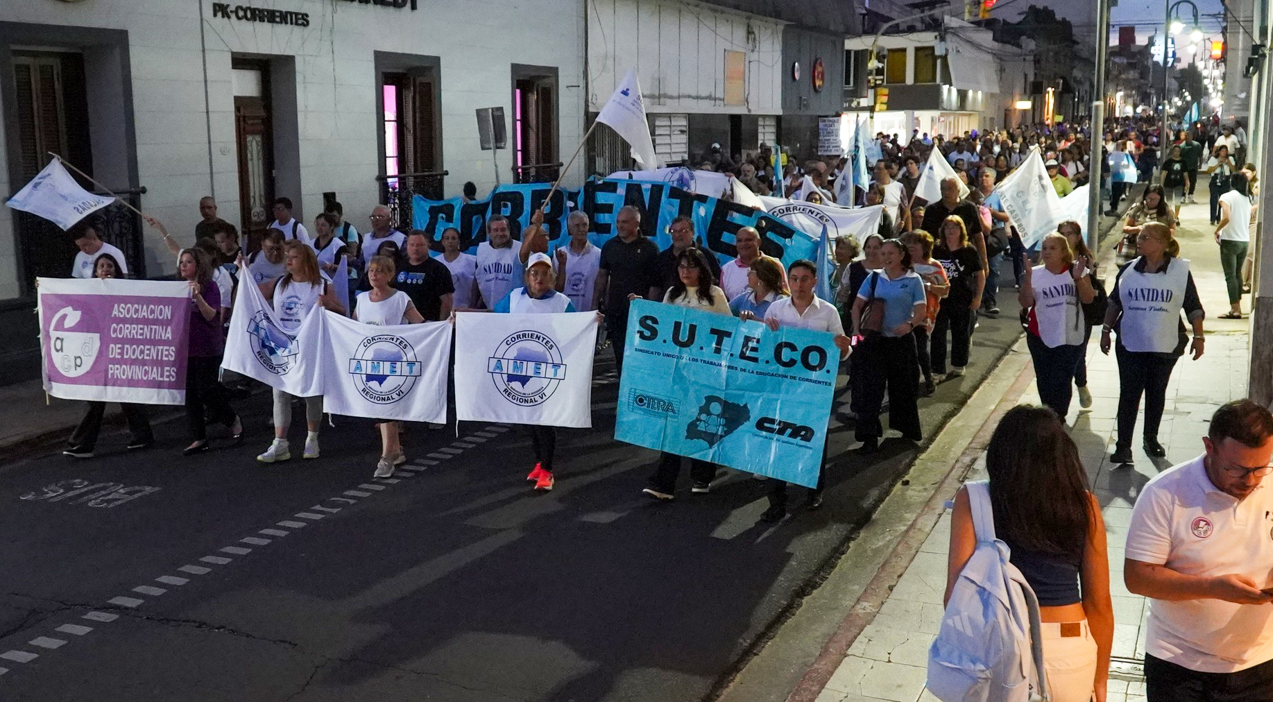 Corrientes: Docentes piden 22% de suba en blanco y en un pago con el haber de mayo