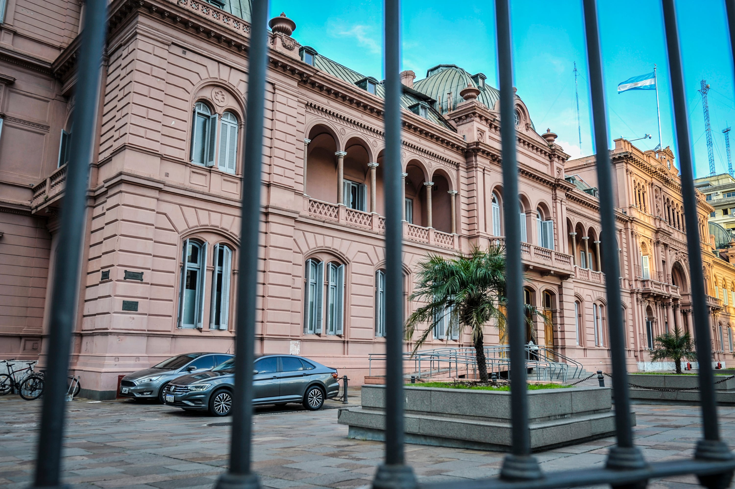 Milei reafirma apoyo a Adorni ante críticas en su gabinete el 7 de mayo de 2026