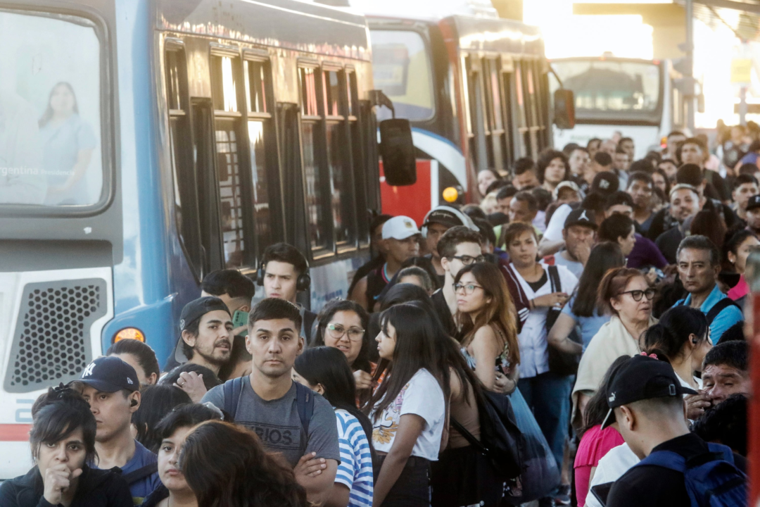 Aumento en boleto de colectivos y promesa de mejora en frecuencias de servicio