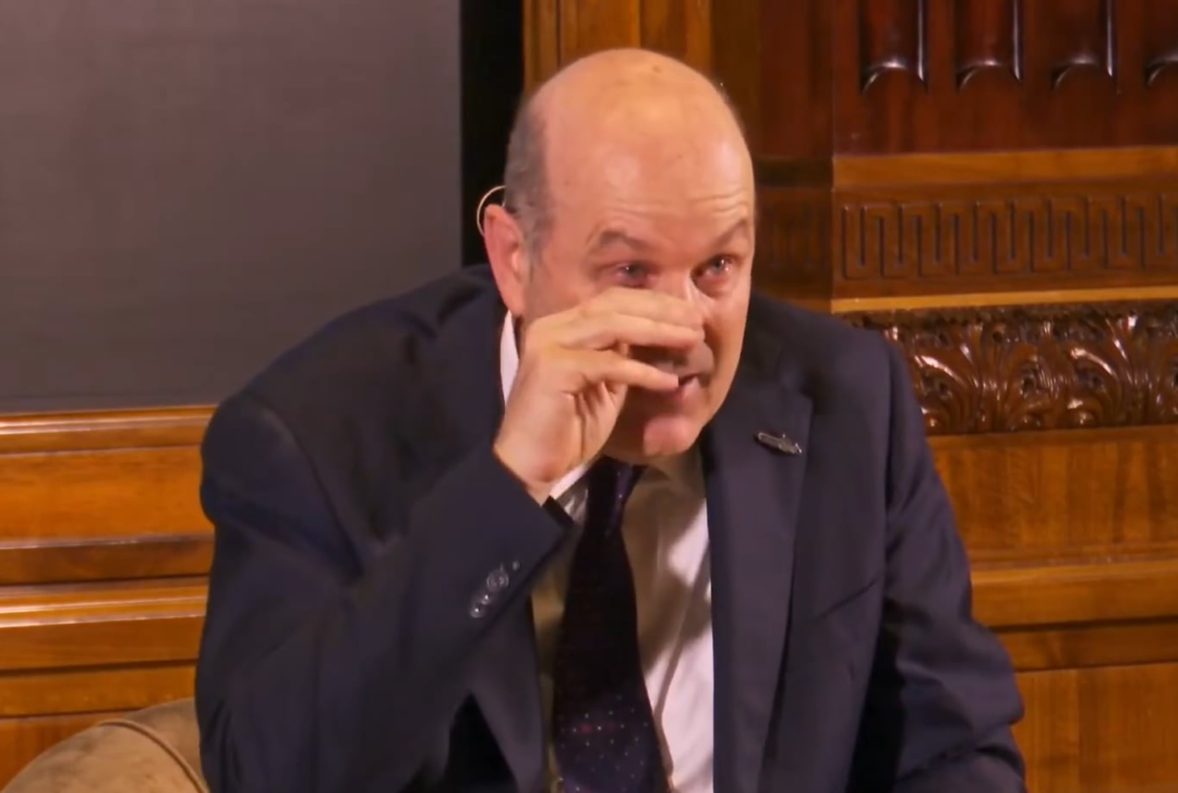 Sturzenegger defiende ajuste de Milei con llanto sobre regreso de jóvenes a Argentina