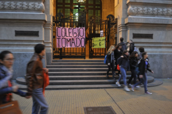 Estudiantes del Nacional Buenos Aires y Carlos Pellegrini votan por toma de colegios