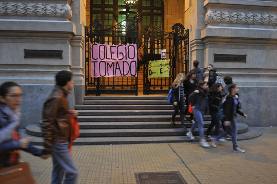 Estudiantes del Nacional Buenos Aires y Carlos Pellegrini votan por toma de colegios