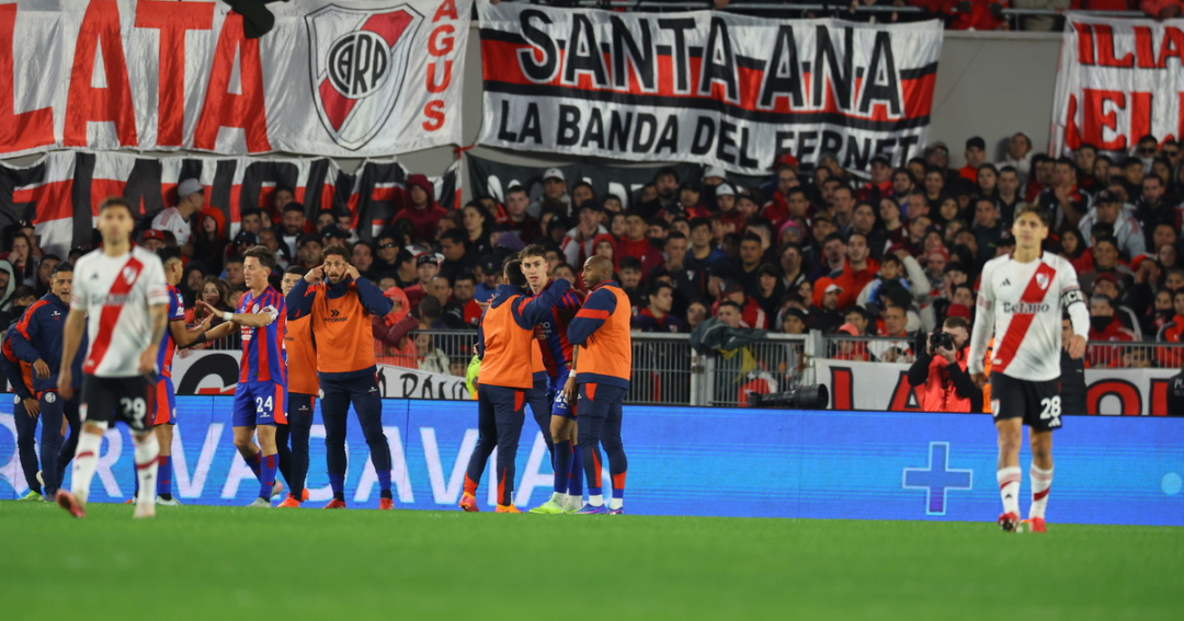Errores defensivos de River en los goles de San Lorenzo durante el partido
