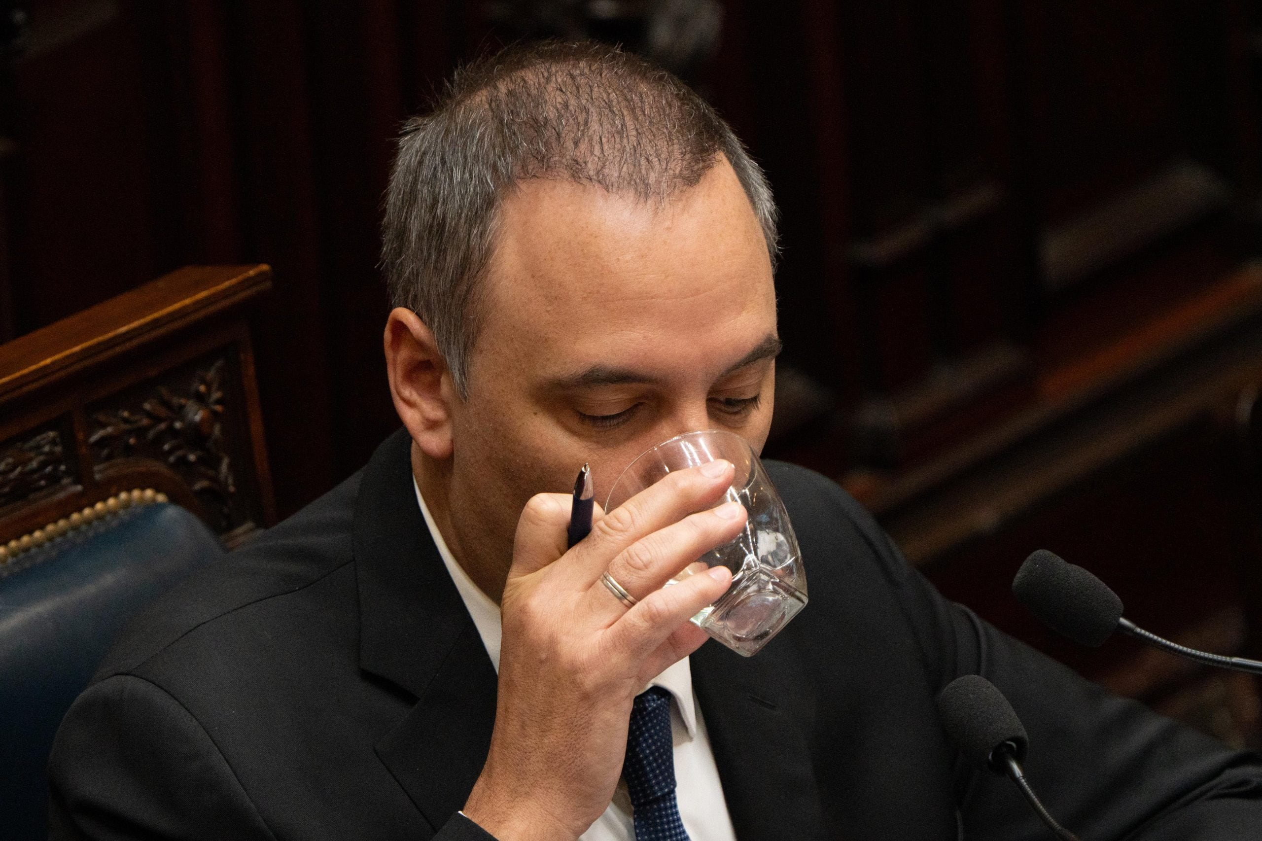 Crisis en el Gabinete: crecen los pedidos de dimisión de Adorni y posible relevo