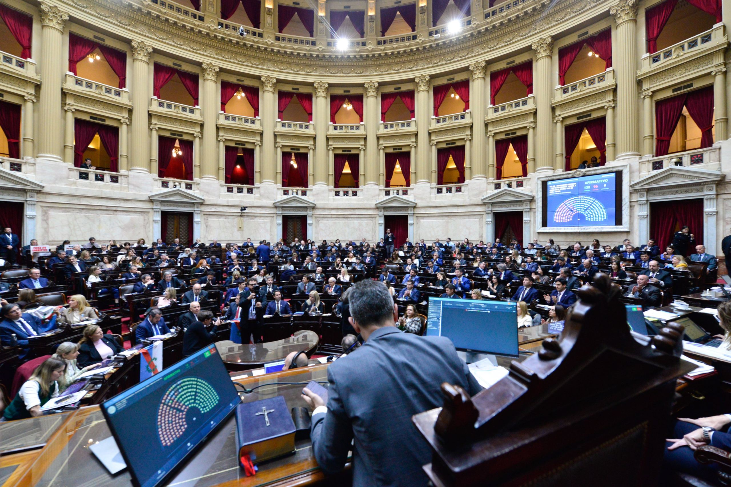 Gobernadores aliados blindan al Gobierno y frenan interpelación a Adorni en crisis del 2026