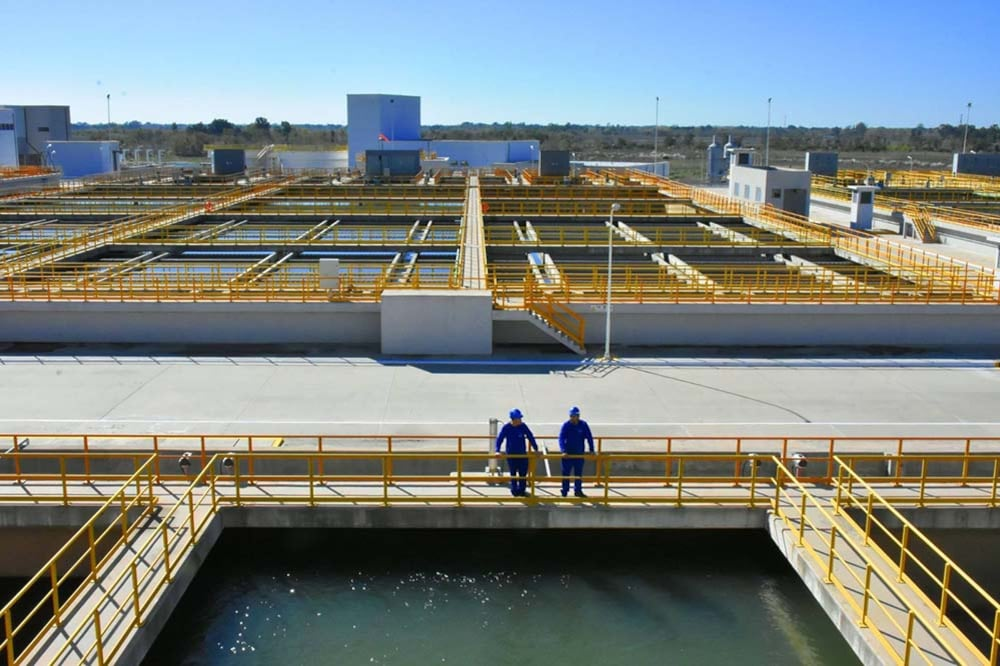 Privatización del agua: lecciones de un fracaso que Milei intenta repetir en 2026