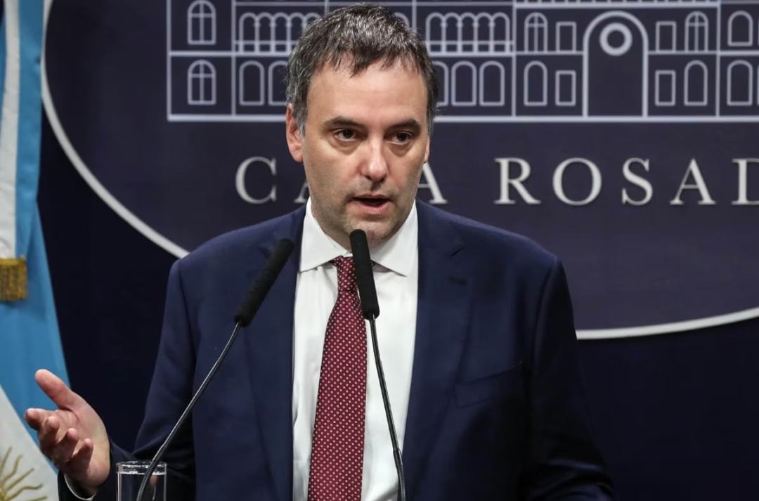 Nuevas pruebas del contratista perjudican a Adorni mientras Milei lo respalda públicamente