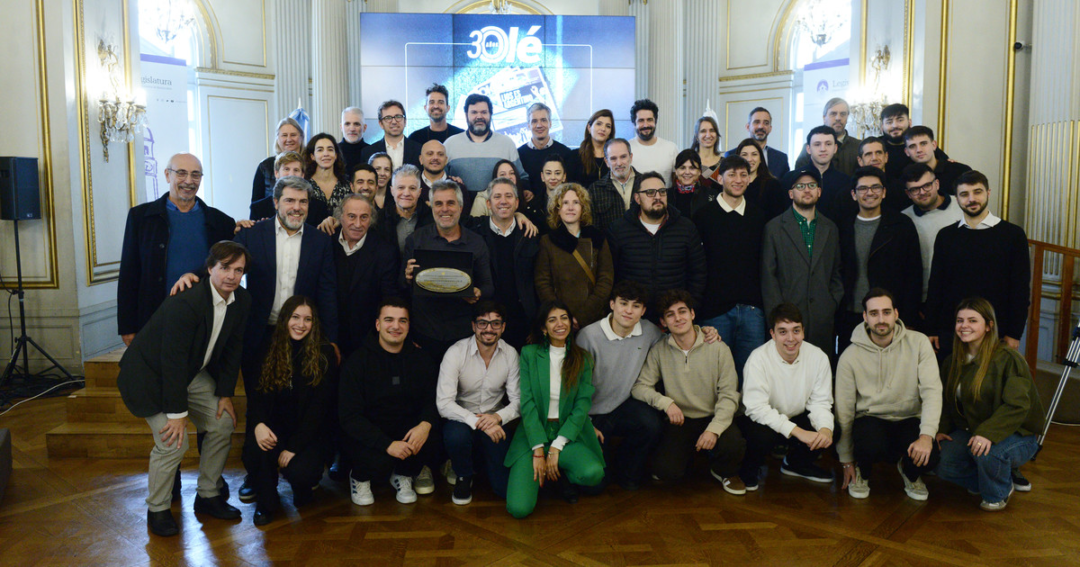 Olé celebra 30 años con homenaje en la Legislatura porteña en el Salón Dorado
