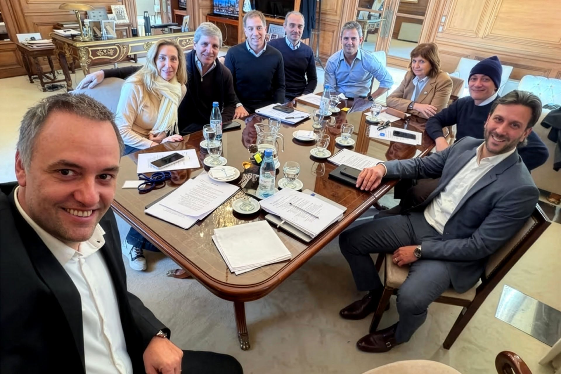 Reunión del gobierno en LLA: sonrisas ocultan tensiones internas del 28 de mayo 2026