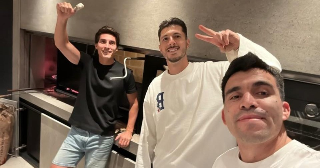 Acuña comparte foto con ex jugadores de River durante sus vacaciones post Mundial
