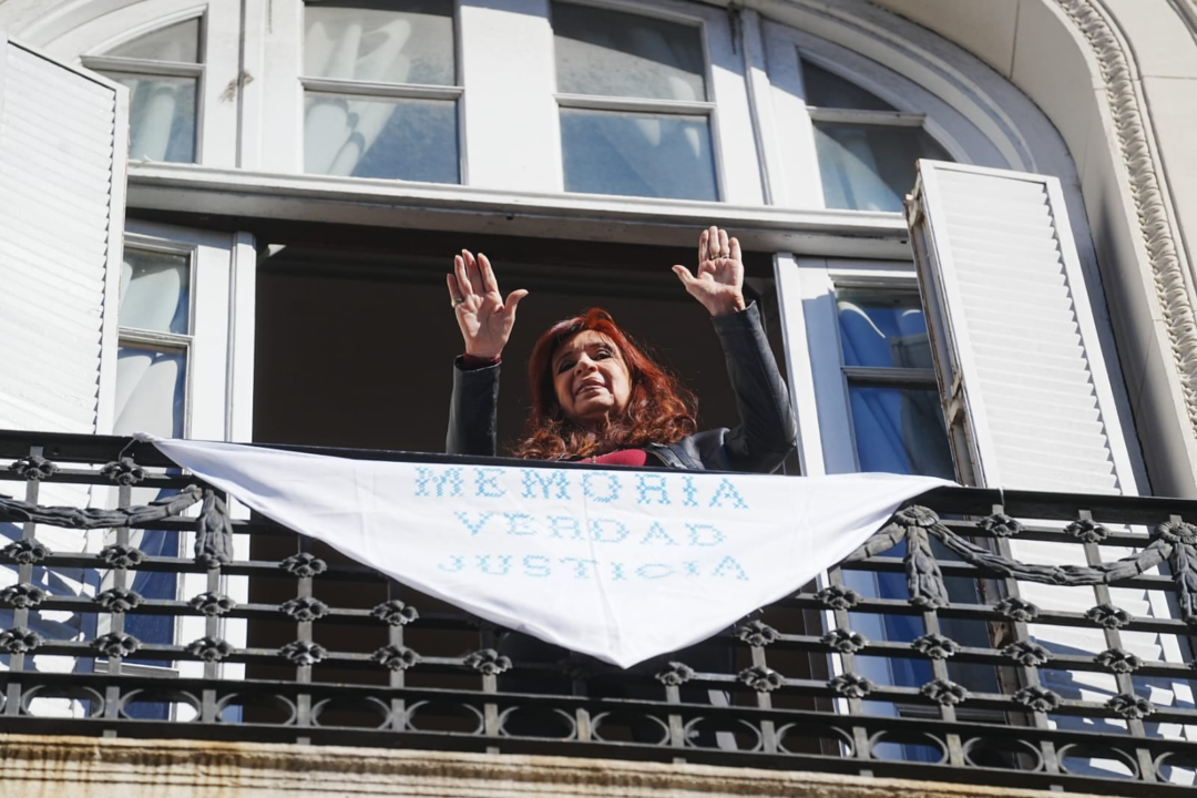 Cristina Kirchner despide a Taty Almeida desde su balcón en prisión domiciliaria