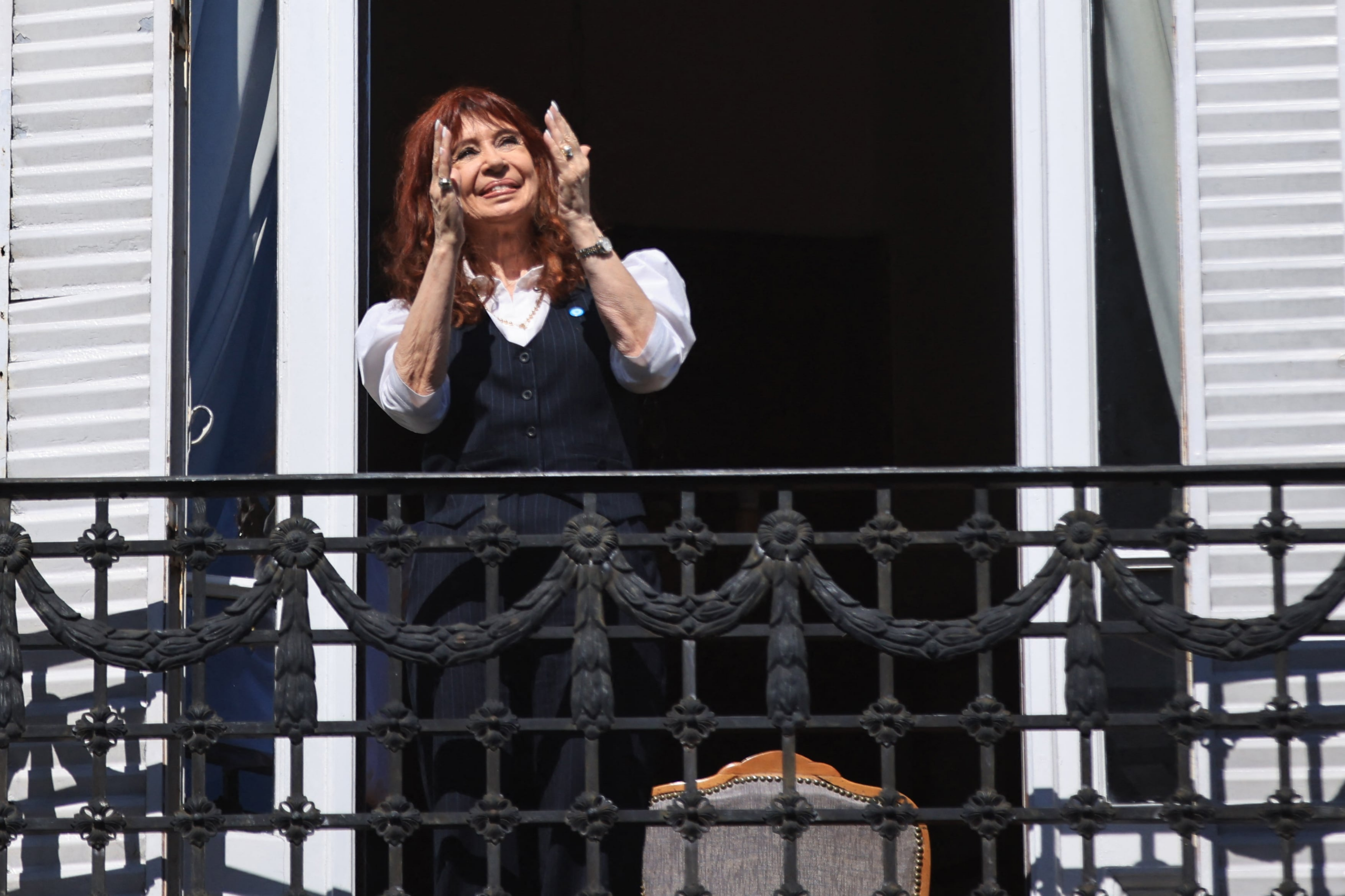 Banderazo en Parque Lezama para exigir libertad de Cristina Fernández de Kirchner